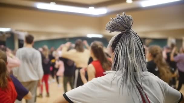 Dança em grupo ativa. Uma mulher com tranças africanas cinzentas — Vídeo de Stock