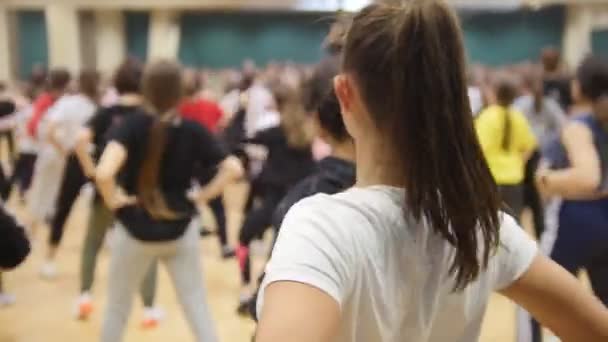 La gente en la clase abierta en el interior. La gente aprende danza .. — Vídeos de Stock