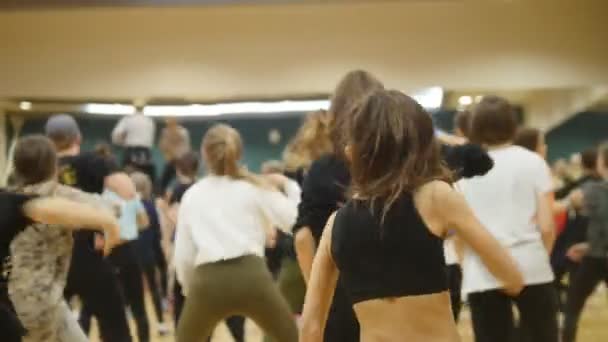 Lezione di danza aperta. Un gruppo di bambini che ballano . — Video Stock
