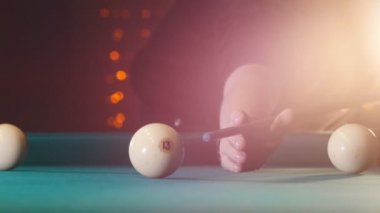 Bilardo kulüp. Bilardo oynayan bir kişi. Bir isteka topu isabet. Nişan.