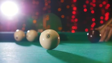 Bilardo kulüp. Bilardo oynayan bir kişi. Bir isteka topu ile 13 sayı isabet. Çatışmıştı topları