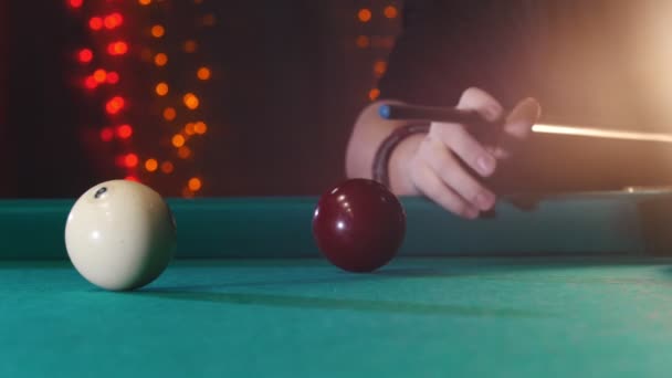 Billiard klub. Člověk hraje kulečník. Cue, kuličky — Stock video