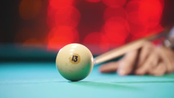Billiards club. A person playing billiards. A cue hitting the ball with 13 number — Stock Video