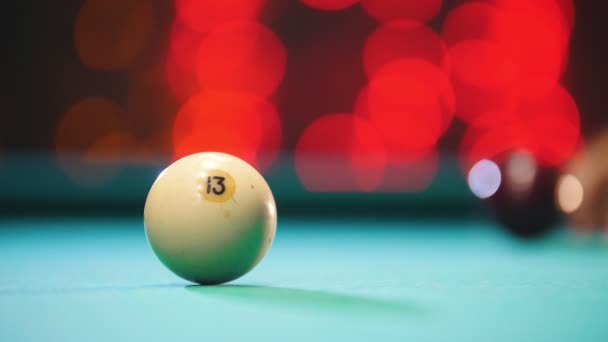 Billiards club. A man playing billiards. A cue hitting the ball with 13 number — Stock Video