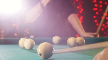 Bilardo kulüp. Bilardo oynayan bir kişi. Bir isteka topu isabet. Bir adam arka plan üzerinde bira içmek
