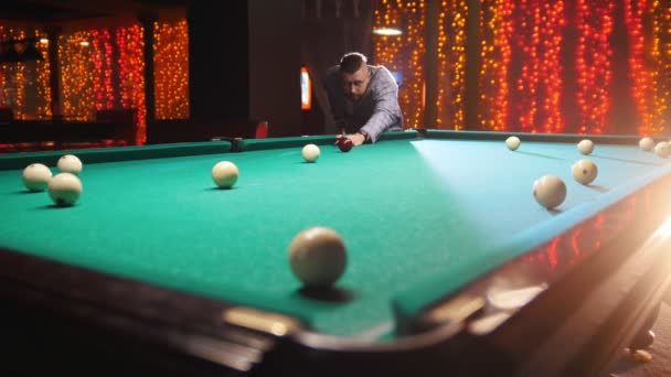 Bilardo kulüp. Bir adam hedefleyen ve topu isabet kostüm — Stok video