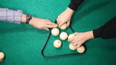 Bilardo kulüp. Topları formda koyarak