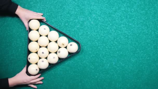 Bilardo kulüp. Topları bir üçgen oluşturan ve bir hit formla aşağı kırma — Stok video