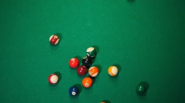 Bilardo kulüp. Renkli toplar. Bir darbe ile topları üçgen şeklinde aşağı kırma