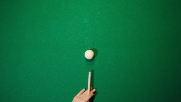 Billiards club. A cue hitting the white ball — Stock Video