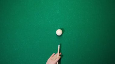 Bilardo kulüp. Bir işaret ile nişan ve beyaz topa vuruyor. Yukarıdan görüntülemek