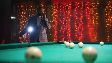 Bilardo kulüp. Onun telefonda konuşurken gözlüklü bir adam