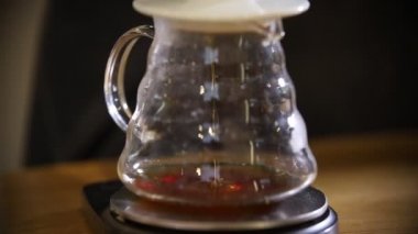 Barista kahve Amerikalı bir huni kullanarak alternatif bir yöntem yapma. Bir filtre üzerinden dökülen bir americano