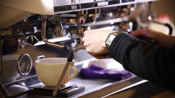 Barista kávu. Nalil do dvou šálků espresso — Stock video