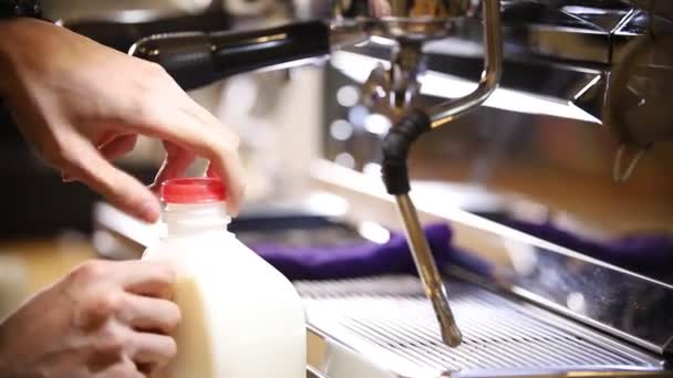 Barista haciendo café. Abrir un recipiente con leche — Vídeos de Stock