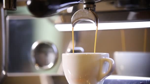 Barista a fazer café. Uma xícara preenche com café expresso — Vídeo de Stock
