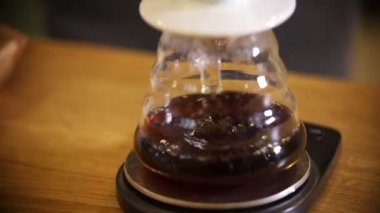 Barista kahve Amerikalı bir huni kullanarak alternatif bir yöntem yapma. Çaydanlık içinde bir filtre üzerinden dökülen bir americano