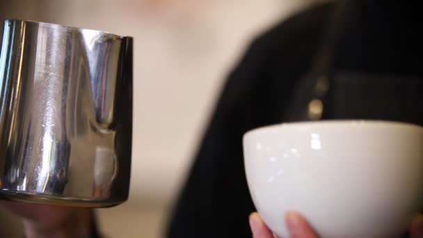 Barista att göra cappuccino. Hälla spottas mjölk i koppen med espresso — Stockvideo
