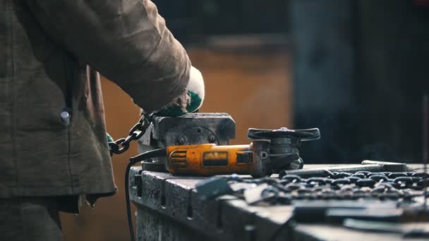 Endüstriyel kavramı. Bir adam çalışan ölçü siyah bir zincir ve kelepçe koyarak dışarı — Stok video