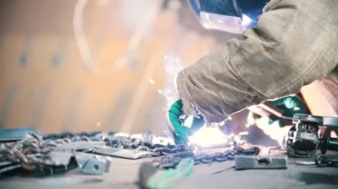 Bir adam işçi koruyucu kask kaynak siyah bir zinciri içinde