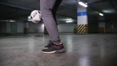 Futbol yapan genç bir adam. Genel bir bakış