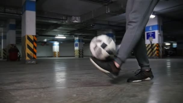 Un giovane uomo che fa trucchi di calcio — Video Stock