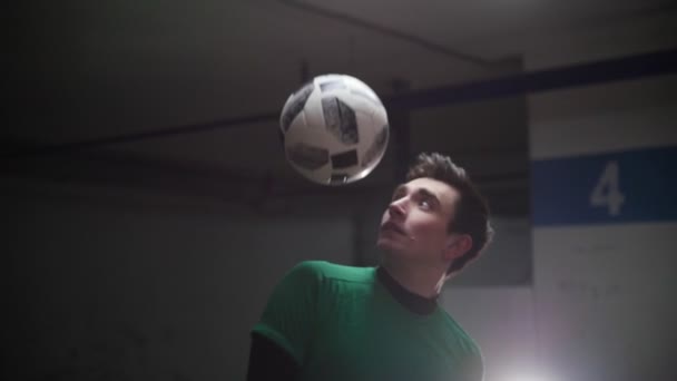 Молодой футболист тренирует футбольные трюки. Ударяя по мячу плечами — стоковое видео