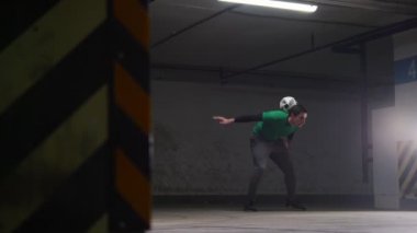 Yeraltı otoparkına. Eğitim bir genç futbol adam. Sırtında topun dengelenmesi