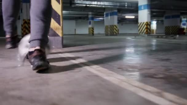 Atletisk fotboll man spelar fotboll på underjordiska parkeringen — Stockvideo