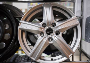 Bir araba dükkan. Yeni temiz beyaz jant