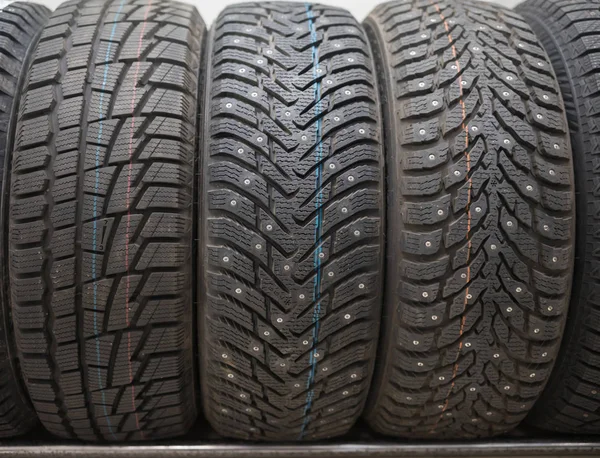Una tienda de coches. Nuevas ruedas limpias con neumáticos tachonados —  Fotos de Stock