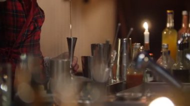 Votka dökme ve votka Cam karıştırma genç profesyonel barmen