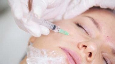 Mezoterapi istemcileri yanak kozmetik kliniğinde enjeksiyon yapma yüz kozmetik prosedür. Yakın çekim