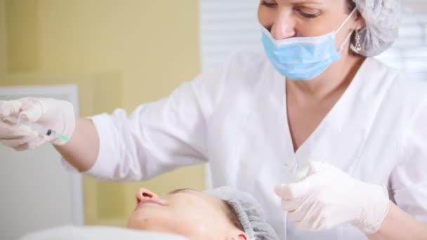 Kozmetikus Kozmetikai Eljárás Mezoterápia Arc Hogy Injekciót Ügyfelek Homlokán Klinika — Stock videók