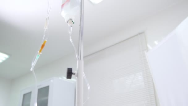 Mano de una paciente femenina acostada con mostrador de gotas en la cama en la clínica de cosmetología. Mesoterapia — Vídeos de Stock