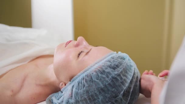 Trattamento Massaggio Clinica Cosmetologica Dottore Stende Crema Sulla Mano Mid — Video Stock