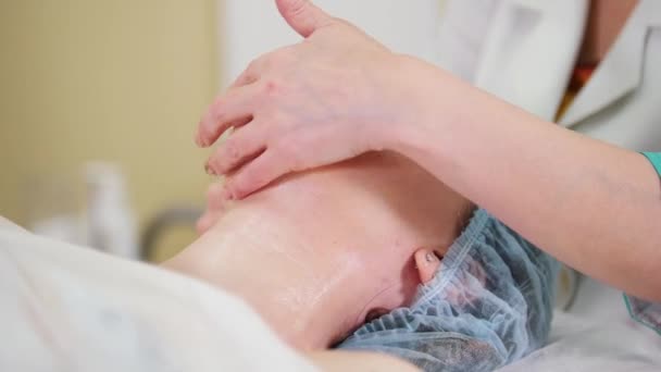 Лікування масажу обличчя в косметологічній клініці — стокове відео