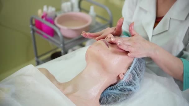 Un relajante tratamiento de masaje facial — Vídeos de Stock