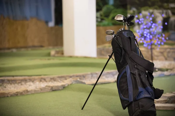 Τσάντα γκολφ μπαστούνια στέκεται στο γήπεδο γκολφ — Φωτογραφία Αρχείου