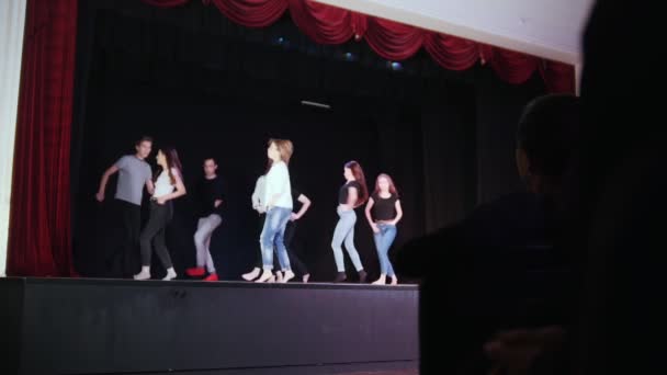 Um palco de teatro. Pessoas no palco a fazer uma dança — Vídeo de Stock