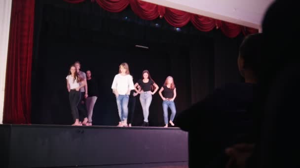 Un escenario de teatro. Gente en el escenario bailando en grupo — Vídeo de stock