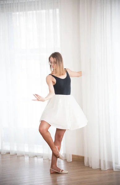 Bailarina aquecendo à tarde no estúdio de dança — Fotografia de Stock