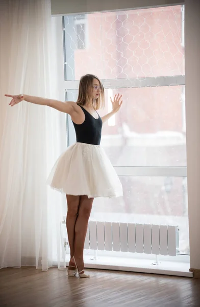 Bailarina Óculos Fica Perto Janela Baixando Mão Para Direita Estúdio — Fotografia de Stock