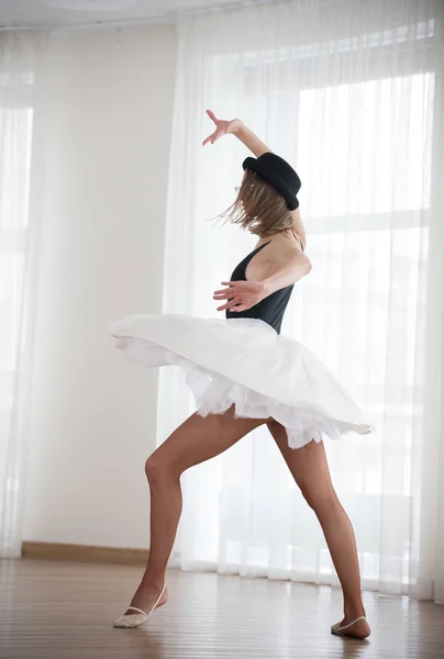 Chica en el sombrero bailando ballet en el estudio —  Fotos de Stock