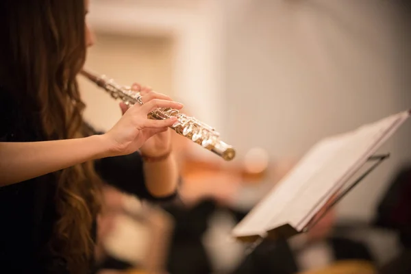 Une jeune femme joue de la flûte au concert — Photo