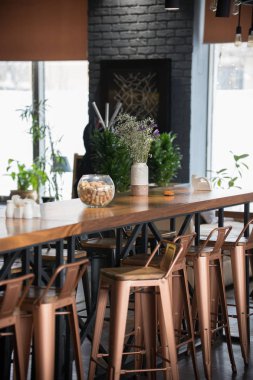 Yeşil bitkiler kafe iç içeren bir tablo