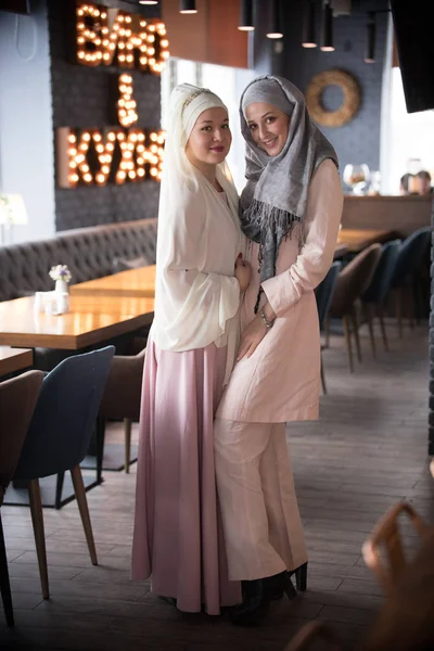 Twee jonge Moslimvrouwen die permanent in het café — Stockfoto