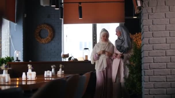 A muslim woman walking around the restaurant — Stock Video