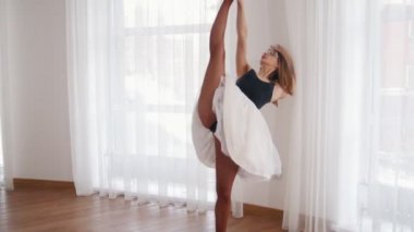 Genç kadın balerin onun germe gösterilen Studio