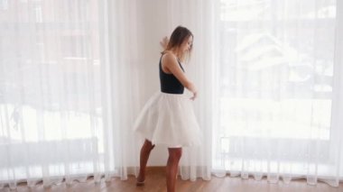 Genç kadın balerin stüdyoda Isınma